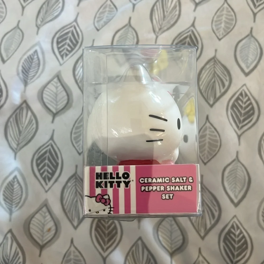 Hello Kitty Pink and Yellow Ceramic Shaker Set